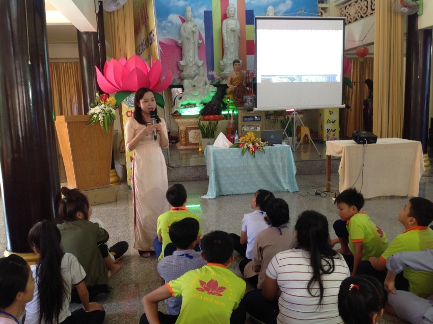 CÔ MAI MỸ HẠNH CHIA SẺ VỚI KHÓA SINH NHÂN NGÀY TU HỌC THỨ HAI